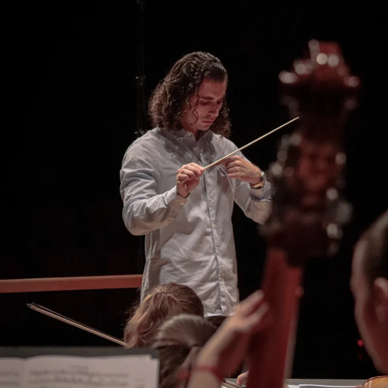 Ánxelo Maia durante un ensayo dirigiendo J. S. Bach